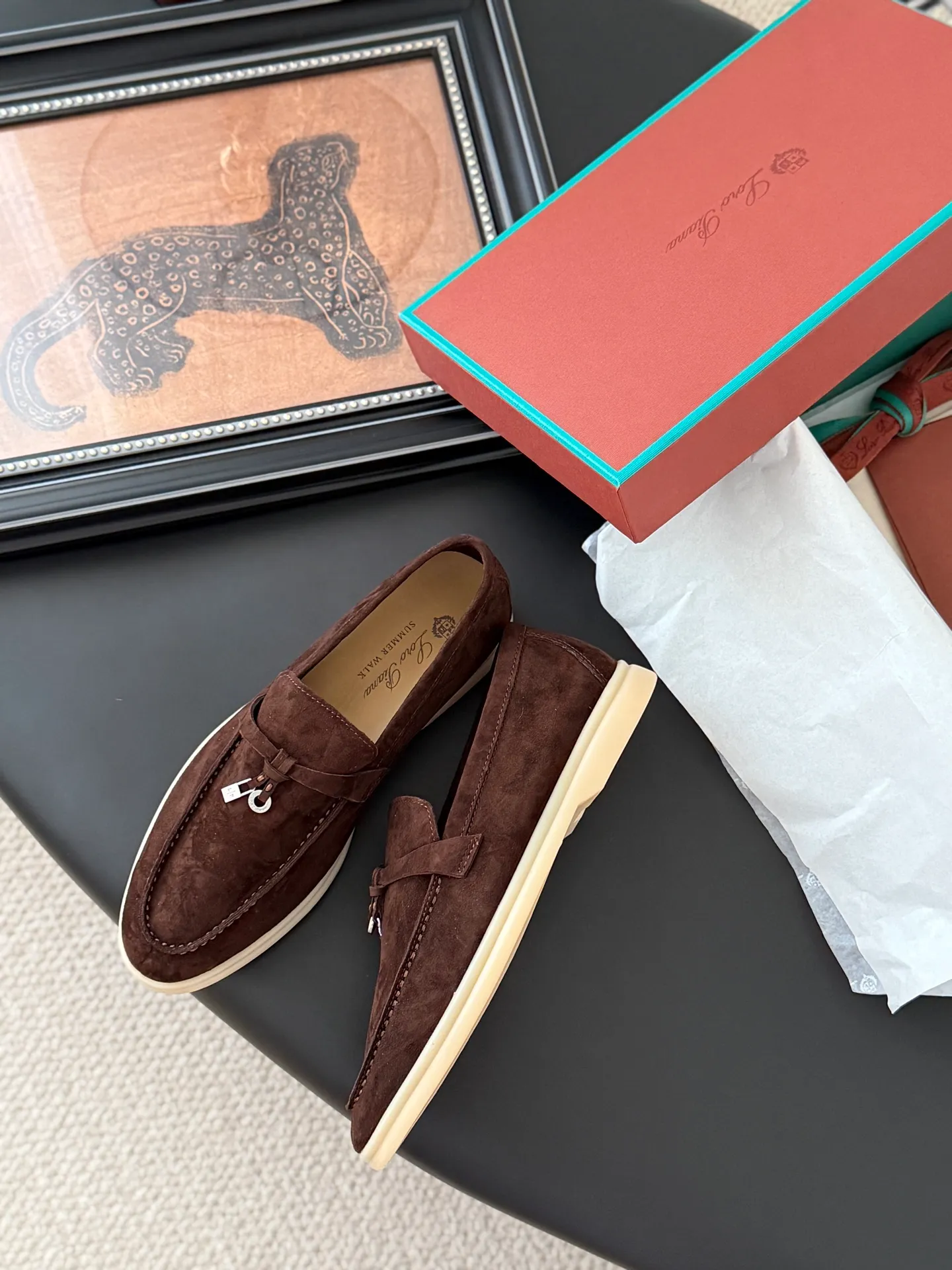👟👟Ex-factory price 480👟👟 Top-quality double-layered genuine leather loafers. The quality is authentic. LP only sells high-end versions. Summer walk only has O pairs and countless pairs. The aesthetics and choice of shoes are also a kind of self-expression. Loro captures me with the comfort of walking on clouds. It adapts to the comfortable and relaxed state of wearing on weekdays, allowing i people to shuttle freely in relaxation and leisure. Double-layer leather on the upper, sheepskin lining Original outsole Size: 35-44